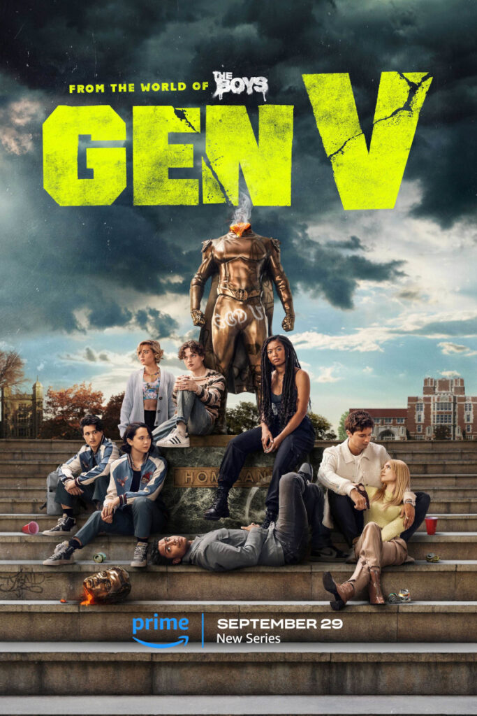 Serienposter mit Schriftzug: Eine Gruppe von jungen Menschen sitzt auf einer Treppe vor einer Statue, deren Kopf explodiert ist.