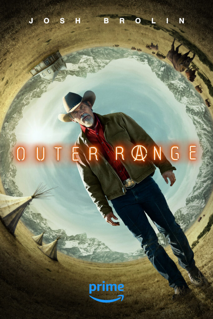 Serienposter mit Schriftzug. Ein Mann mit Cowboyhut steht vor einer kreisförmigen Panoramaaufnahme, auf der Zelte von Indigenen, ein Haus, Bisons und Berge zu sehen sind. 
